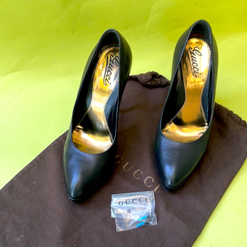 Gucci Vintage black all leather heels with dust bag and extra heel tops